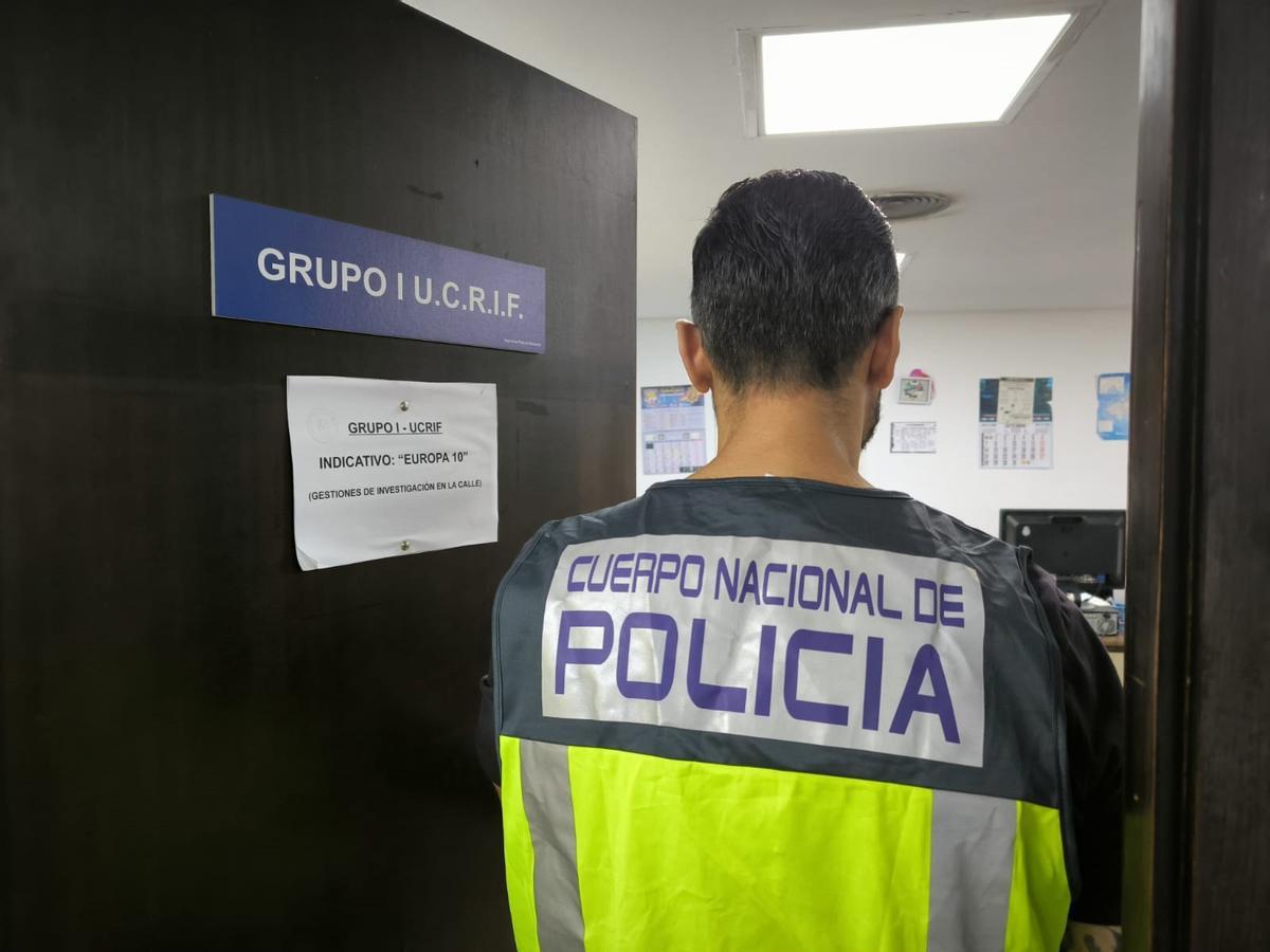 Imagen de recurso de un agente adscrito a la Unidad Central de Redes de Inmigración Ilegal y Falsedades Documentales (UCRIF), la sección que ha dirigido la investigación.