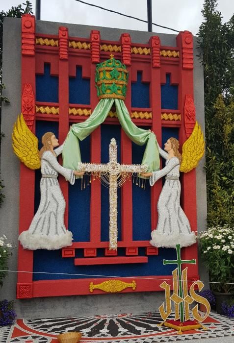 La Palma engalana sus cruces