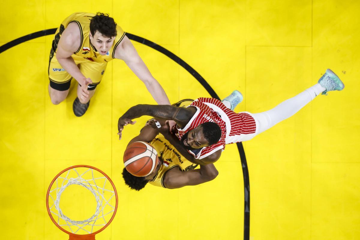 Sant-Roos, en una entrada a canasta en el Sopot-UCAM Murcia