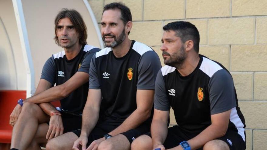 Vicente Moreno, junto a sus ayudantes en Son Bibiloni.