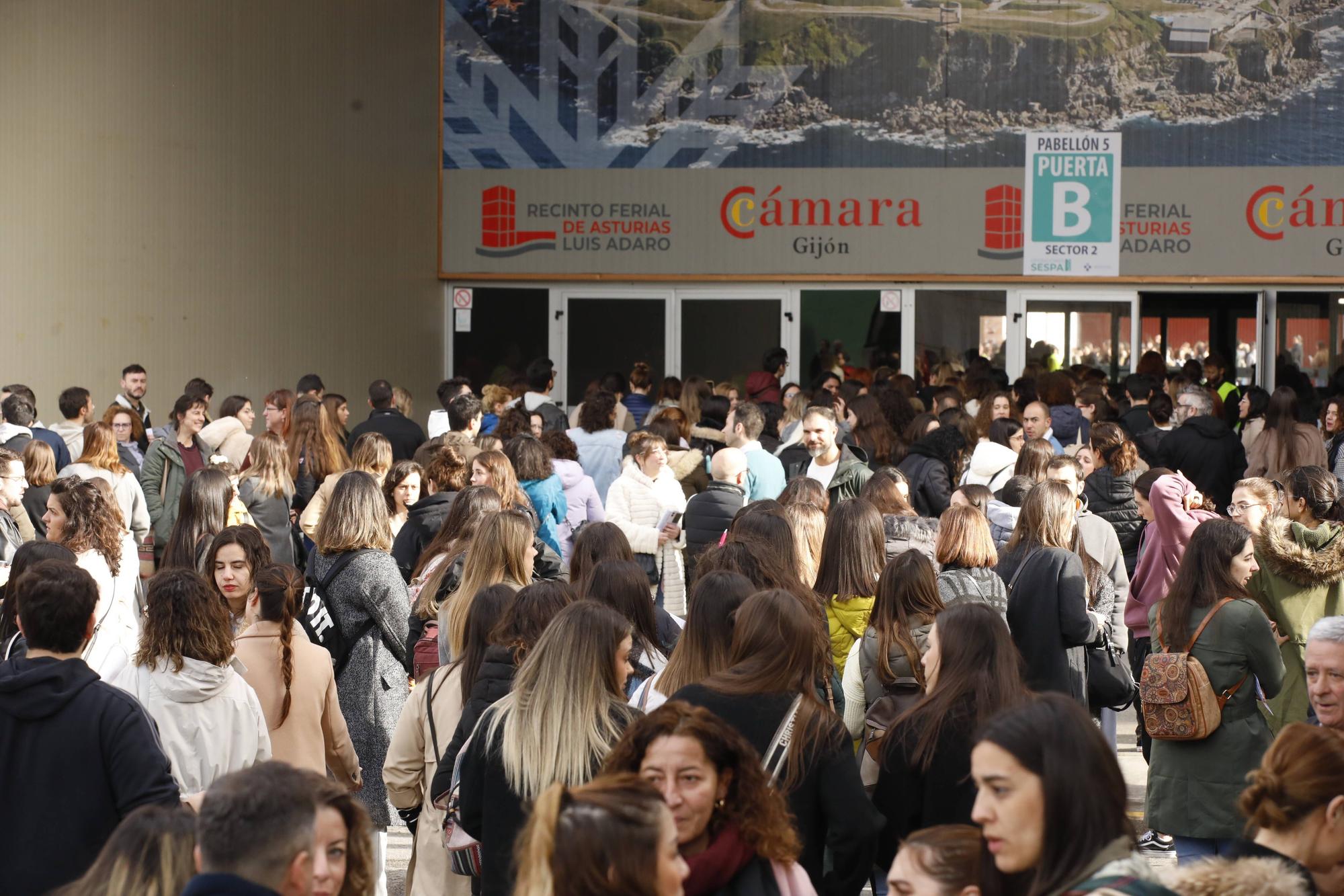 Miles de personas participan en la macrooposición de la sanidad pública asturiana.