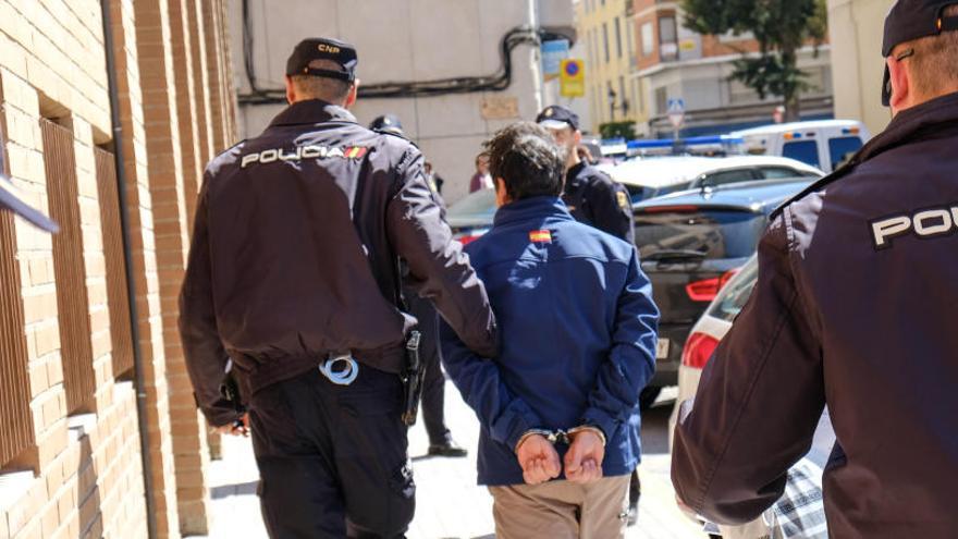 El detenido antes de entrar al Palacio de Justicia de Elda.