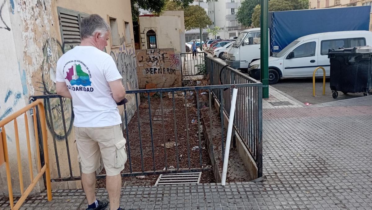Francisco Romero denuncia la suciedad constante al pie de esta caseta de Endesa, que además cuenta con una madriguera de ratas, en Virgen de Belén.
