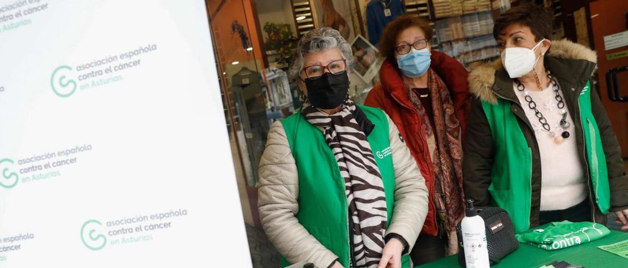 Mesa informativa de la AECC instalada ayer en Avilés por el Día Mundial Contra el Cáncer.