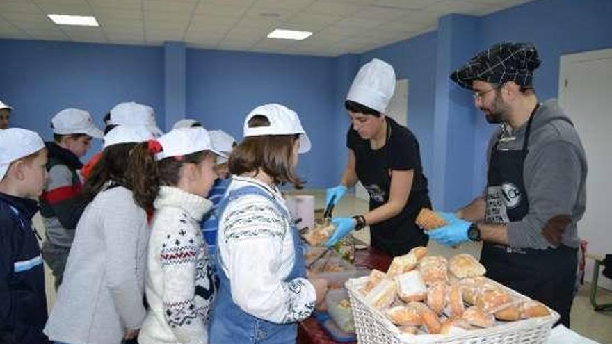 Alumnos, ayer, en el momento de preparar sus bocatas.