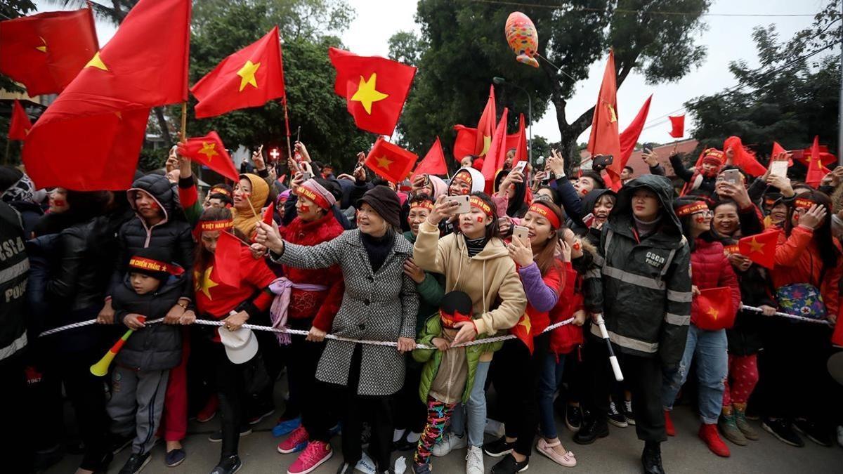 Miles de aficionados vietnamitas esperan la llegada de los jugadores de fútbol de la selección sub-23, en Hanoi, el 28 de enero.