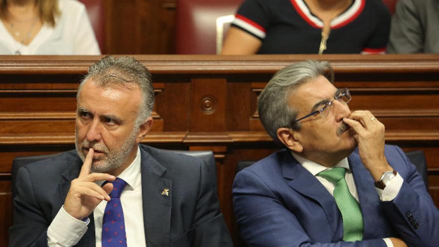 Ángel Víctor Torres (i) y Román Rodríguez, durante el pleno del Parlamento regional