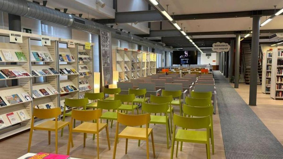 El interior de una de las salas de la Biblioteca Río Segura.