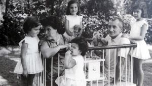 Elsa y Héctor con sus cuatro hijas, cuando eran pequeñas