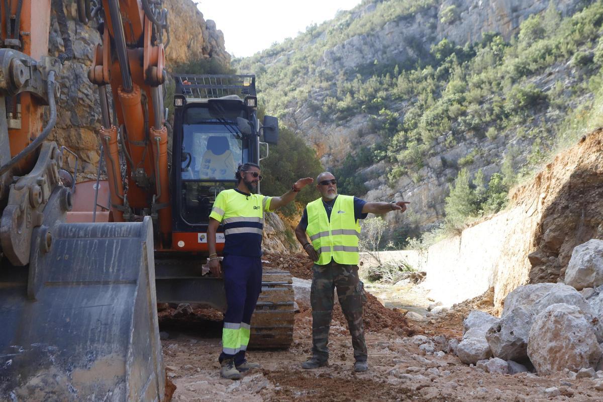 Dos trabajadores de Tragsa en la obra para crear un muro de contención en un barranco en Chera.
