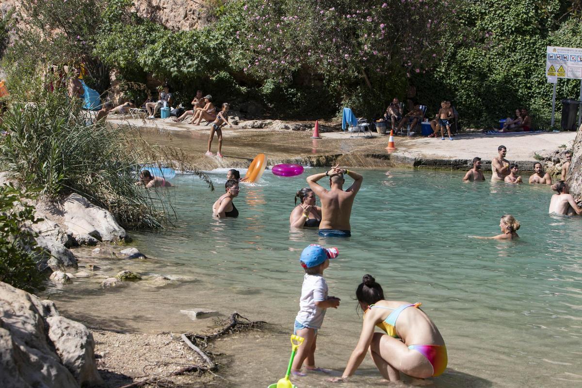 Bañistas en el río Sellent a su paso por Bolbaite, en una imagen de archivo.