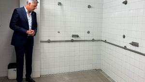 El alcalde Albiol observa las duchas de la piscina Mireia Belmonte, tras la reobertura