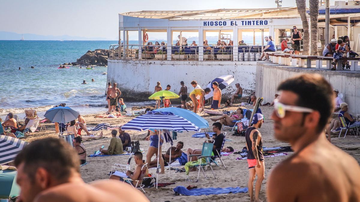 Kiosco El Tintero de Torrevieja, en plena temporada alta, junto a la playa del Cura