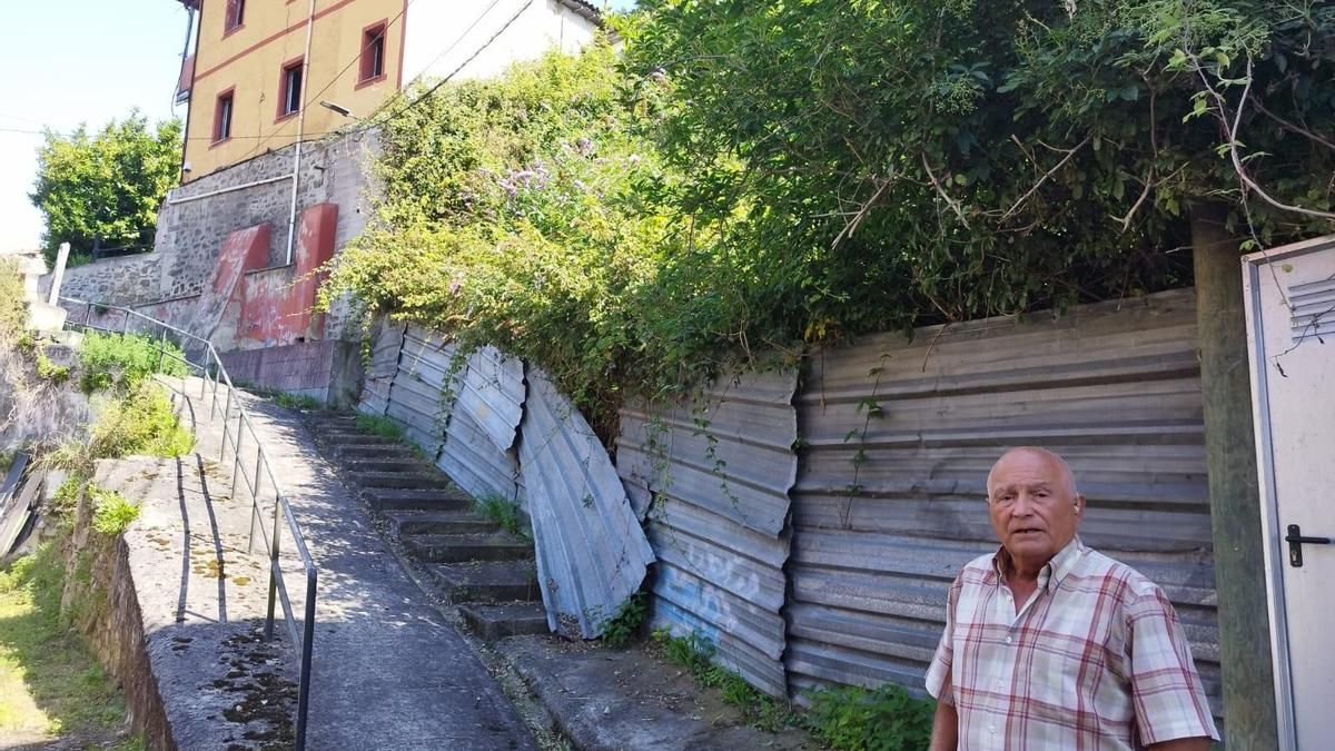 Julio Fueyo, en una de las calles interiores del barrio de El Puente.
