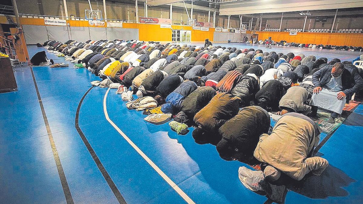 Una comunitat islàmica, celebrant el Ramadà a la ciutat de Girona.