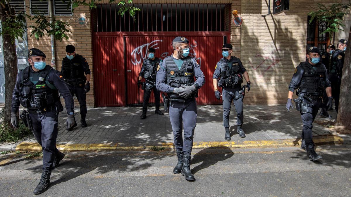 Imagen de archivo de una de las jornadas de registros en el caso Azud.