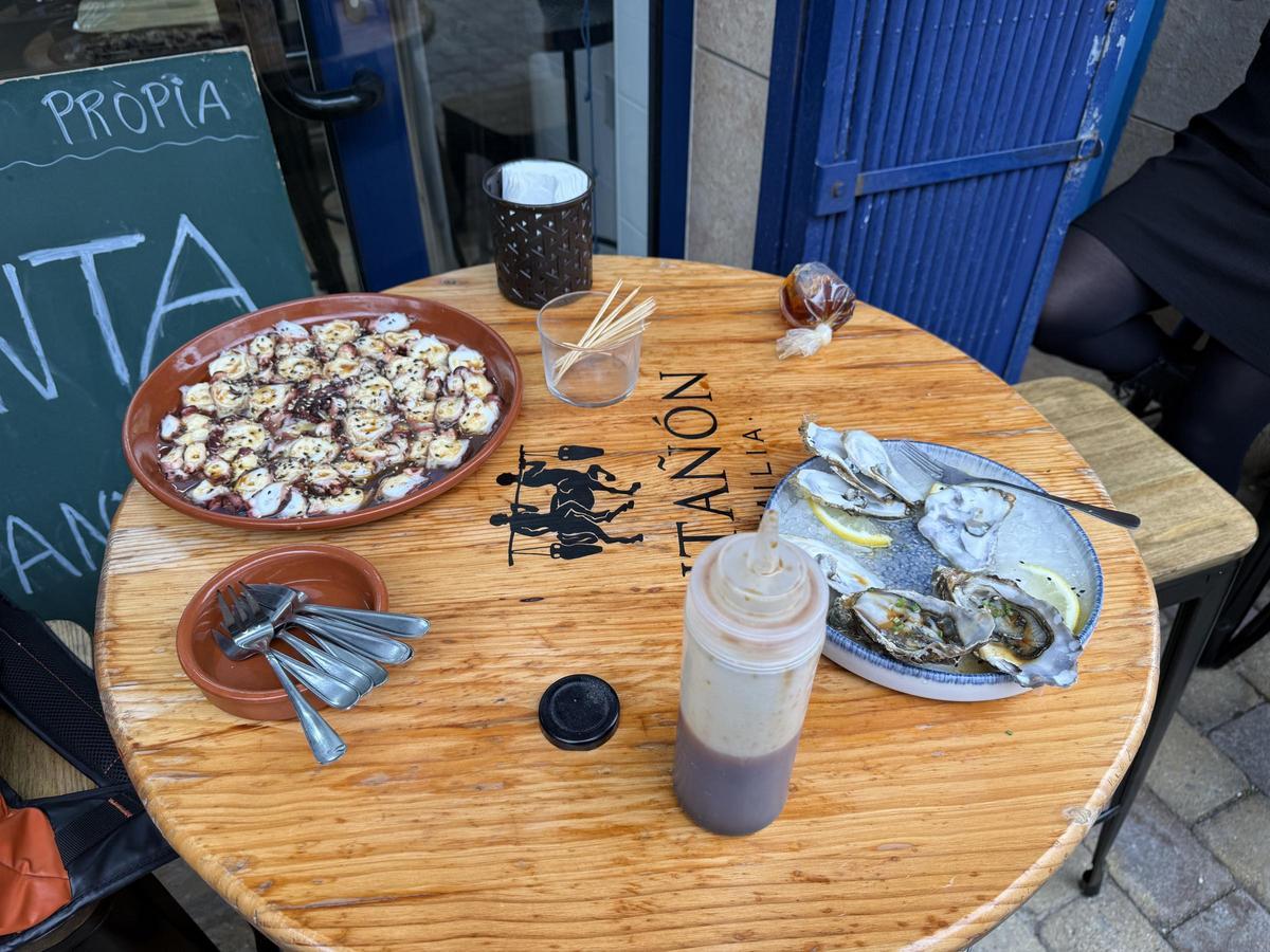 Unes ostres i un plat de pop a la gallega a l’estil japonès.