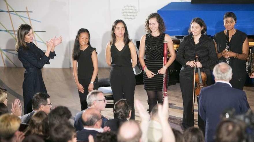 Doña Letizia aplaude a un grupo de alumnas de la Escuela Internacional de Música, tras un concierto, en la edición de 2018.