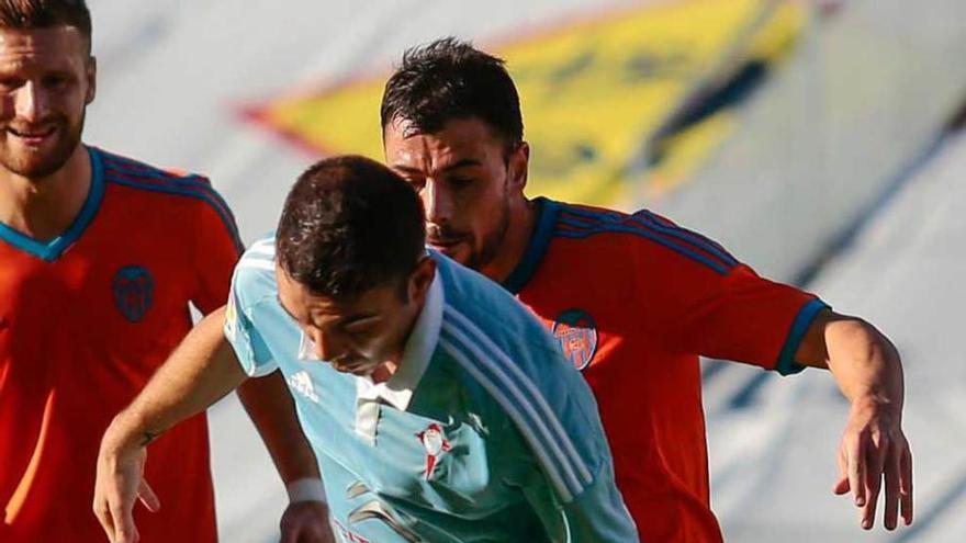 Doménech arrebata el balón a Iago Aspas.