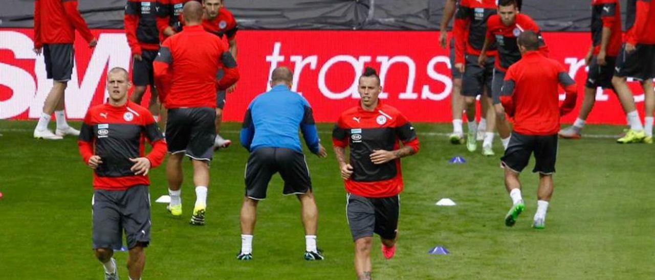 Hamsik, a la derecha, durante el entrenamiento de Eslovaquia en el Tartiere.