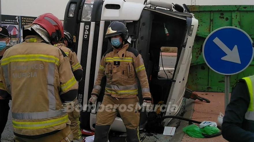 Herido un camionero tras volcar su camión en la rotonda de entrada a la A-7 en Cabezo de Torres