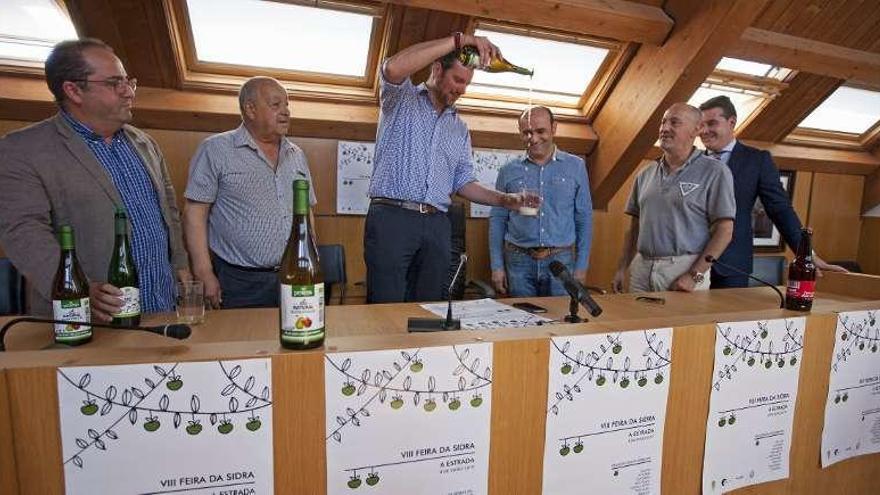 Armenteros, Pampín, López, Peroja, Soto y García, ayer, presentando la Feira da Sidra. // Bernabé / Cris M.V.