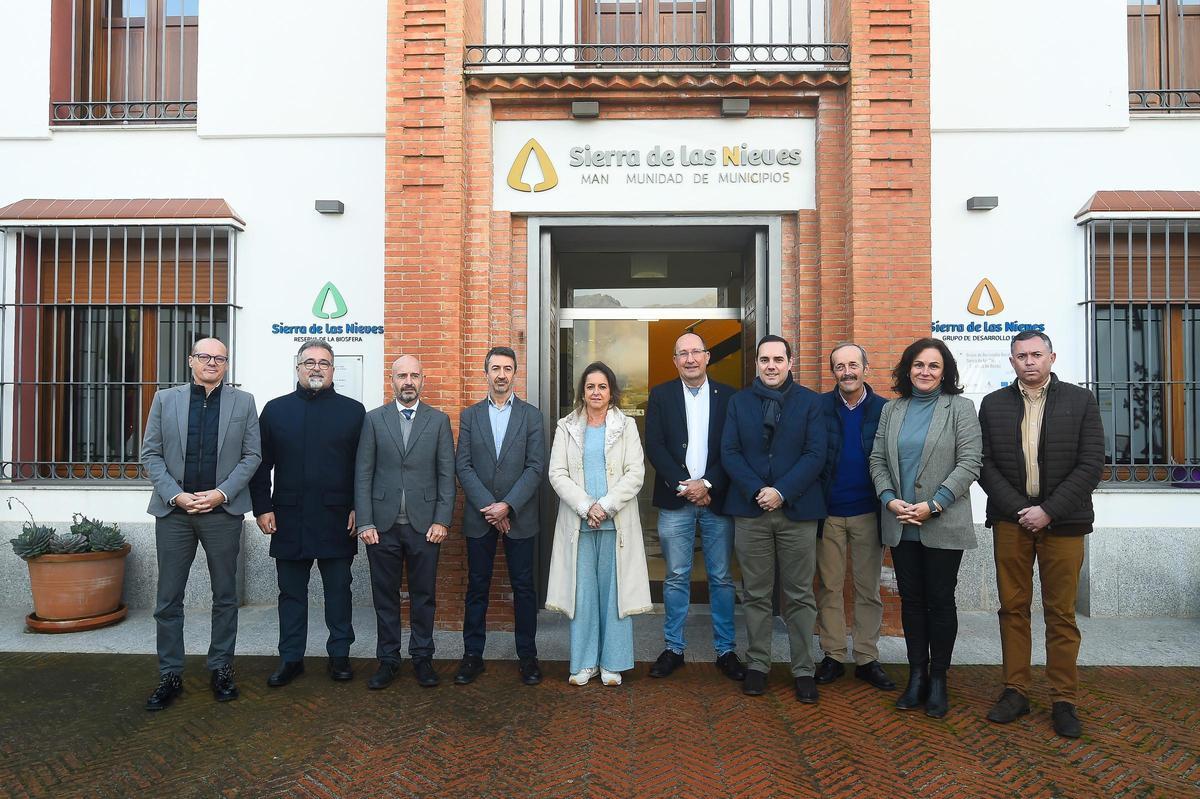 La consejera de Sostenibilidad y Medio Ambiente, Catalina García, en el Pleno del Consejo de Participación del Espacio Natural de la Sierra de las Nieves junto a representantes de otras administraciones y entidades.