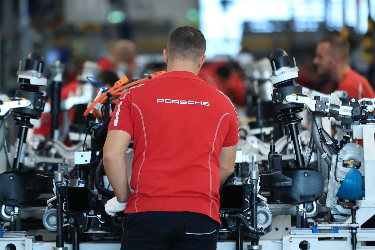 Los empleados trabajan en las carrocerías de los automóviles de lujo Porsche Taycan totalmente eléctricos en la línea de producción de la fábrica de Porsche AG en Stuttgart, Alemania.