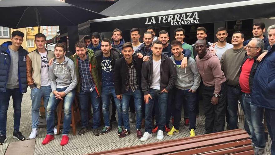 Los jugadores del Real Avilés, ayer en un acto con un patrocinador del club.