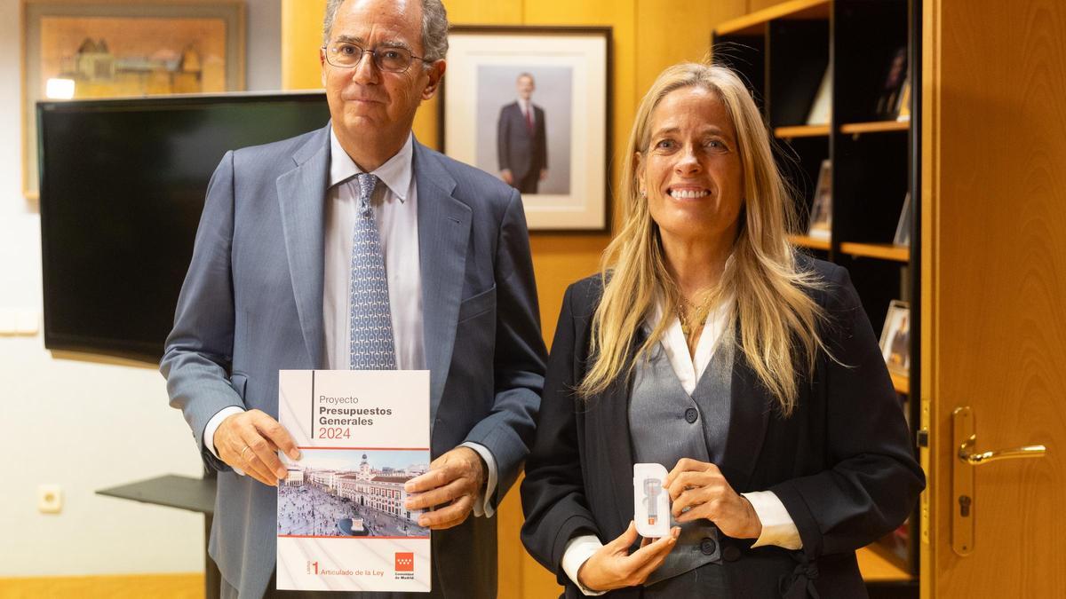 El presidente de la Asamblea de Madrid, Enrique Ossorio, con la consejera de Economía, Rocío Albert, quien le hace entrega del proyecto de Presupuestos de la comunidad.