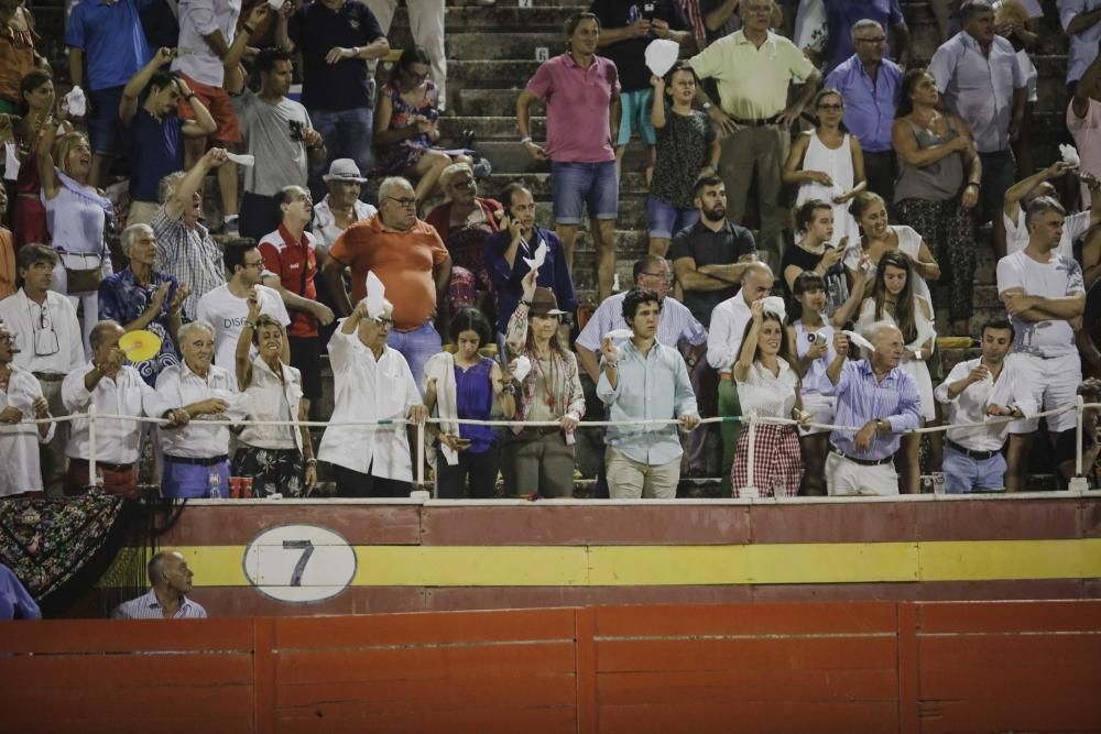 La infanta Elena y sus hijos en los toros