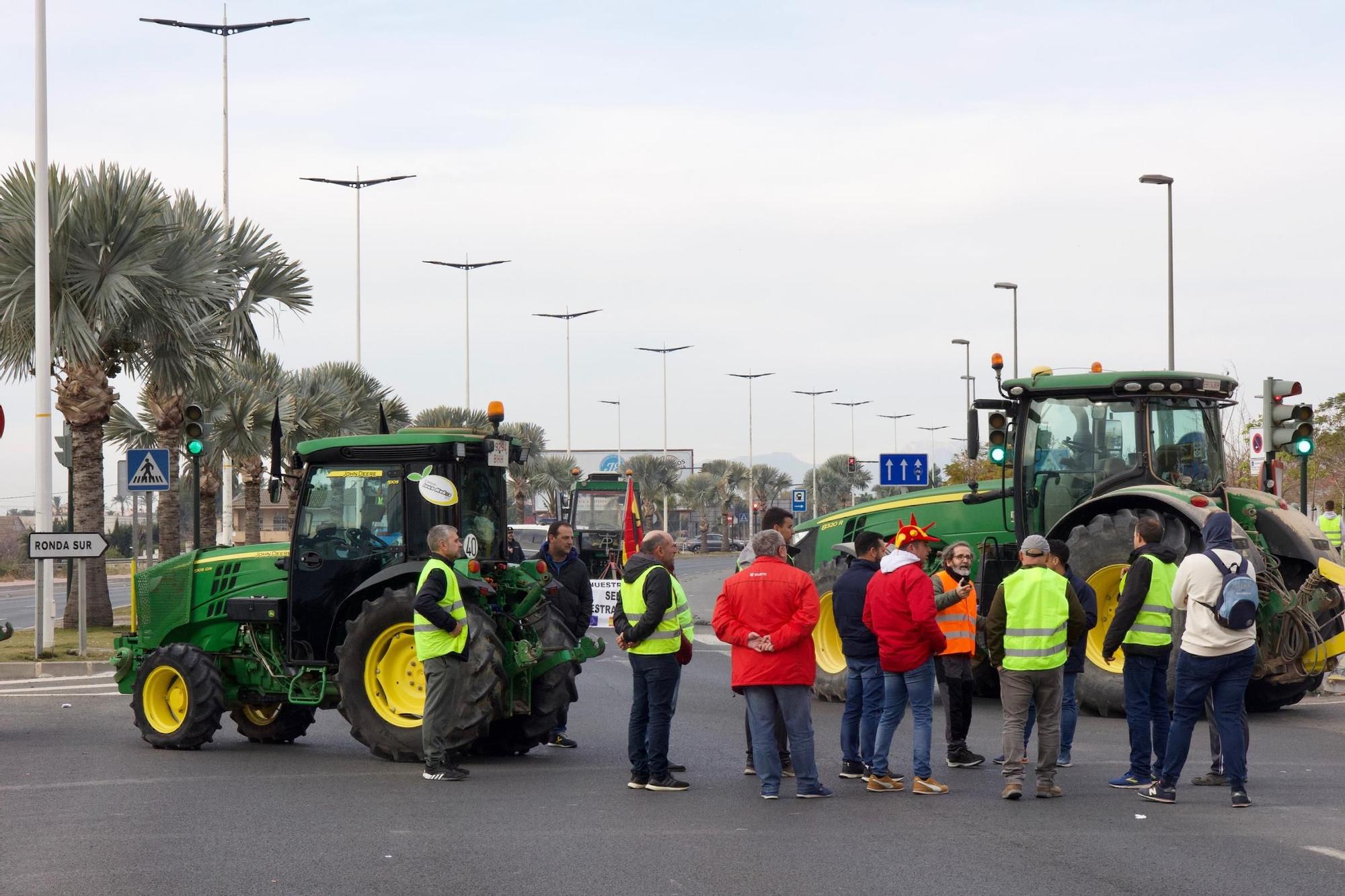 Las imágenes de la protesta de agricultores que ha colapsado el tráfico en Murcia