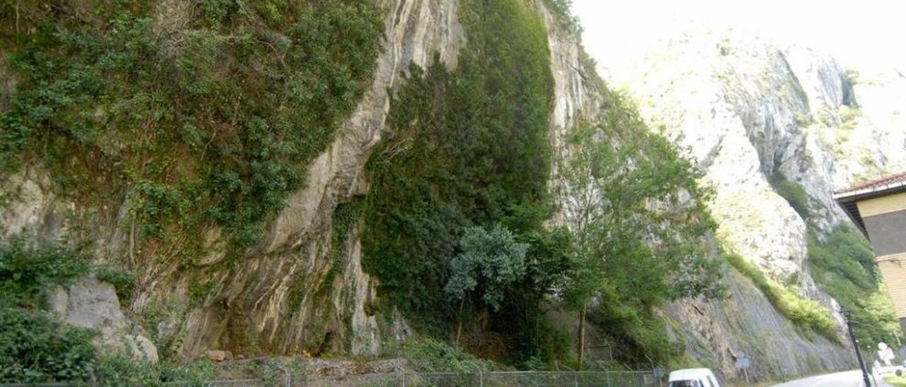 El exterior de la cueva El Molín, vallada, en el entorno de La Foz.