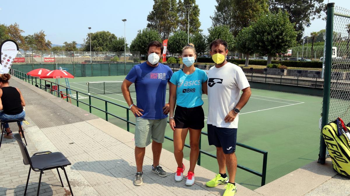 De izqda a dcha: el vigués Pablo González, director del torneo, Laura Pigossi y Jordi Campos, técnico de la academia barcelonesa Ad In, que prepara a la brasileña.