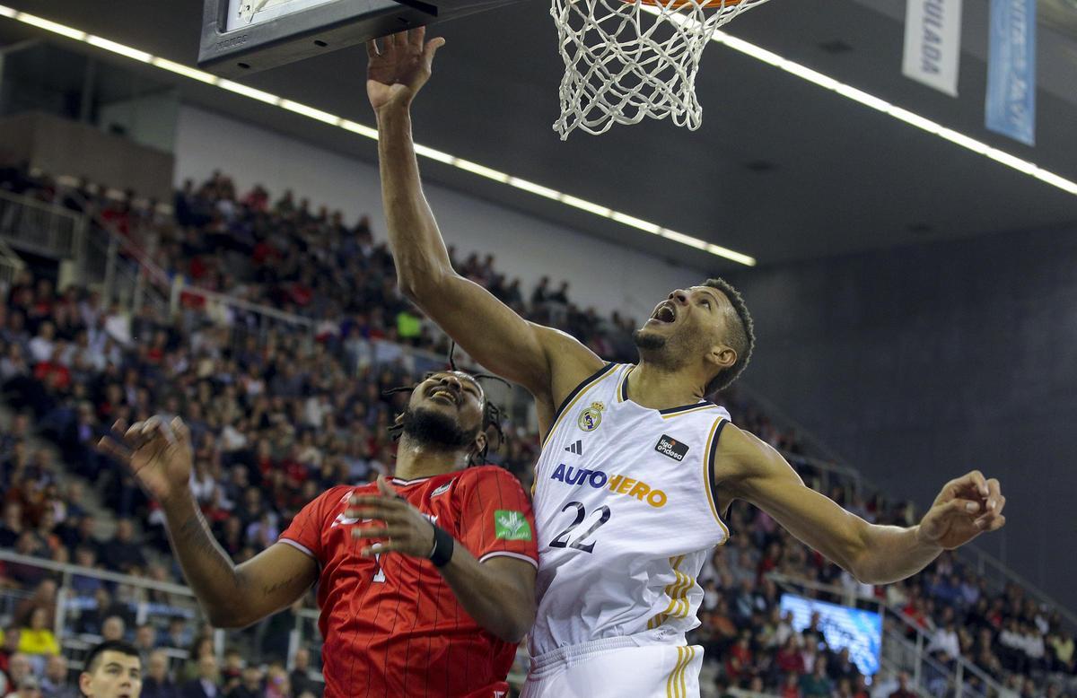 El Real Madrid sufre para seguir líder en Granada.