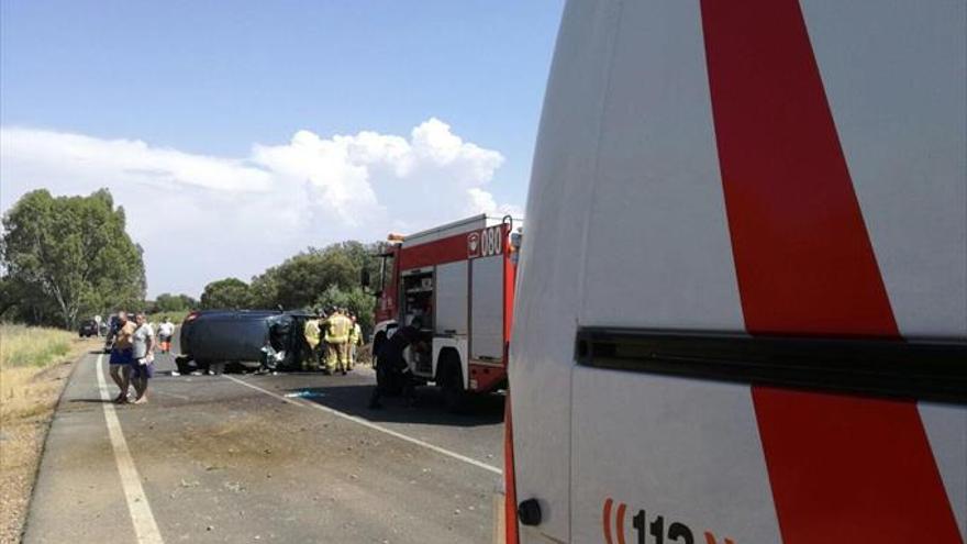 Tres heridos al volcar un coche