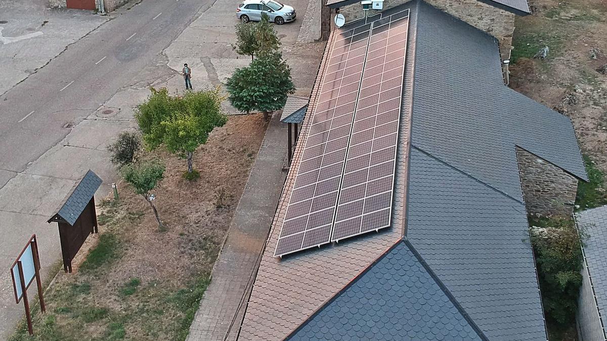 Instalación de placas solares en un tejado. | LOZ