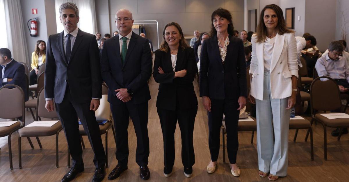 De izquierda a derecha, Julián Conthe; José Marcos Fernández, director territorial de Empresas Norte de Unicaja; María Calvo, presidenta de FADE; Nieves Díaz, y Marta Blanco. | LUISMA MURIAS