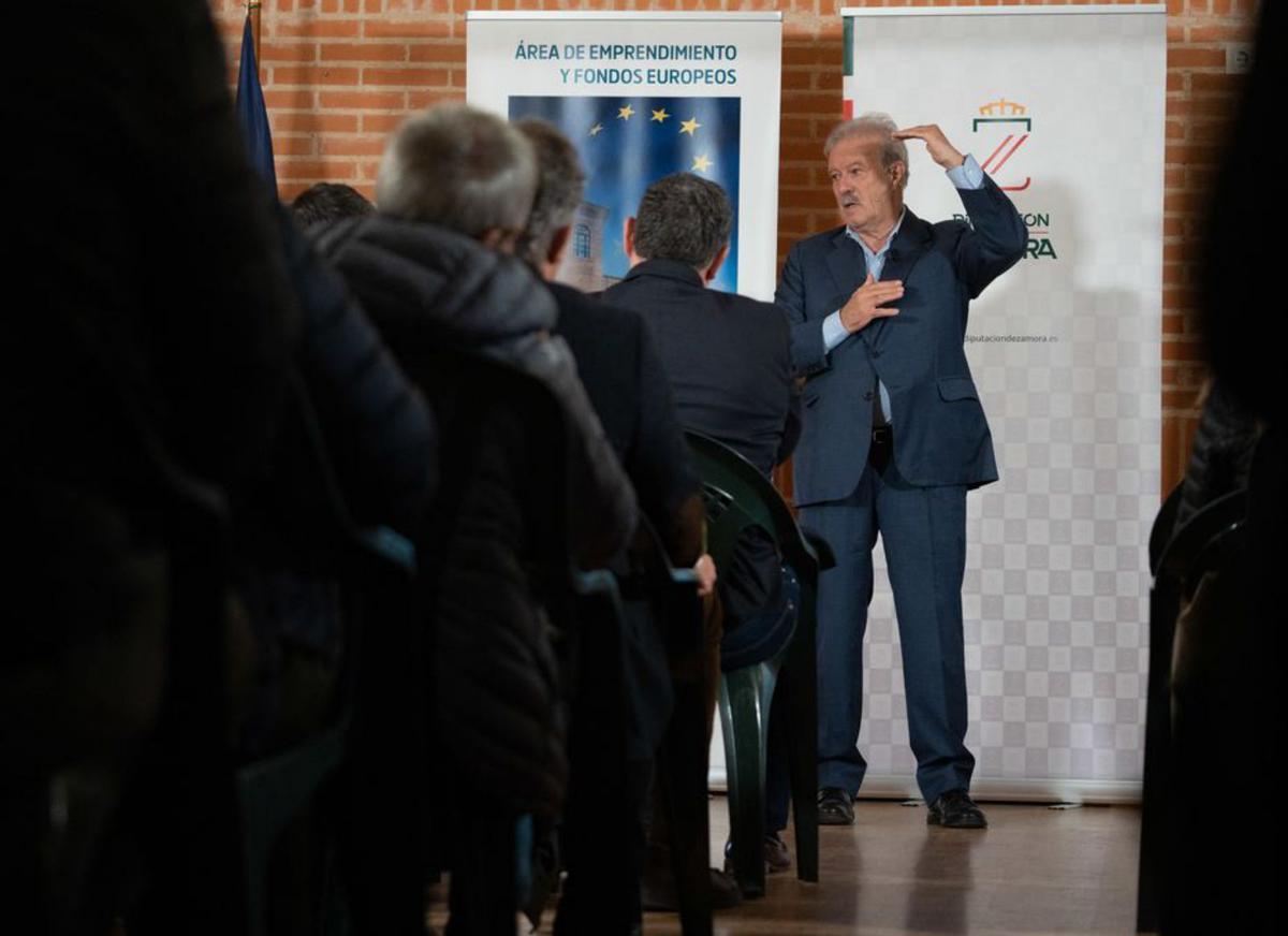 Campo Vidal presenta la jornada formativa a los alcaldes. | J. L. Fernández