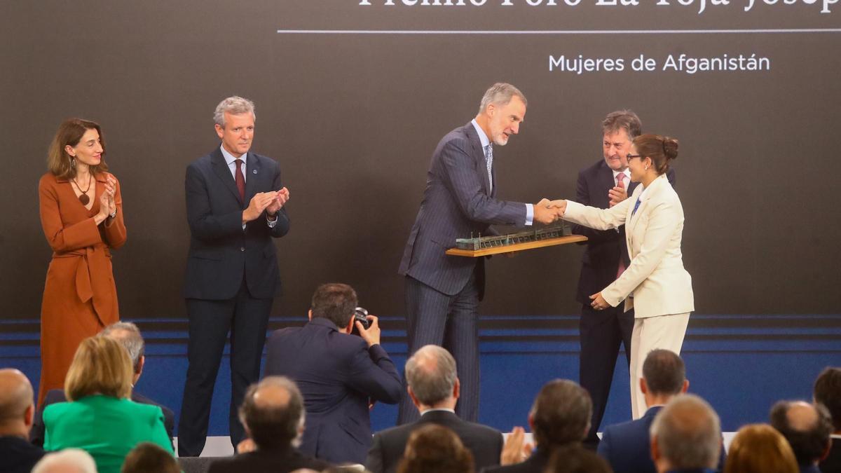 Felipe VI salada a la presidenta de las mujeres refugiadas afaganas en España, Sunita Nasir