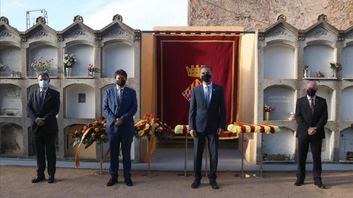 Representantes políticos durante tras la ofrenda floral en la tumba del president Irla, en Sant Feliu de Guíxols.