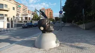 L’escultura del passeig de la Memòria de Figueres rep un nou atac amb pintades grolleres