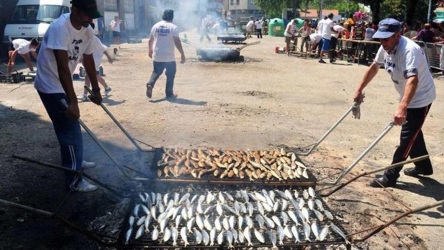 Elaboración de una &quot;sardiñada&quot; popular en Cambados. 