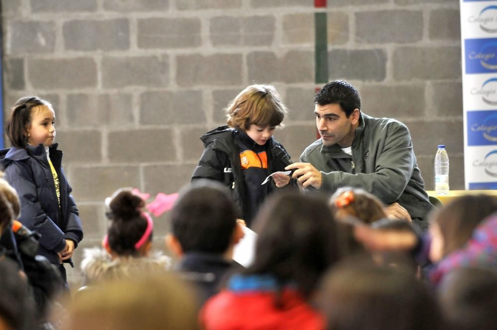 Visita del jugador de baloncesto Saúl Blanco al colegio Lastra de Mieres