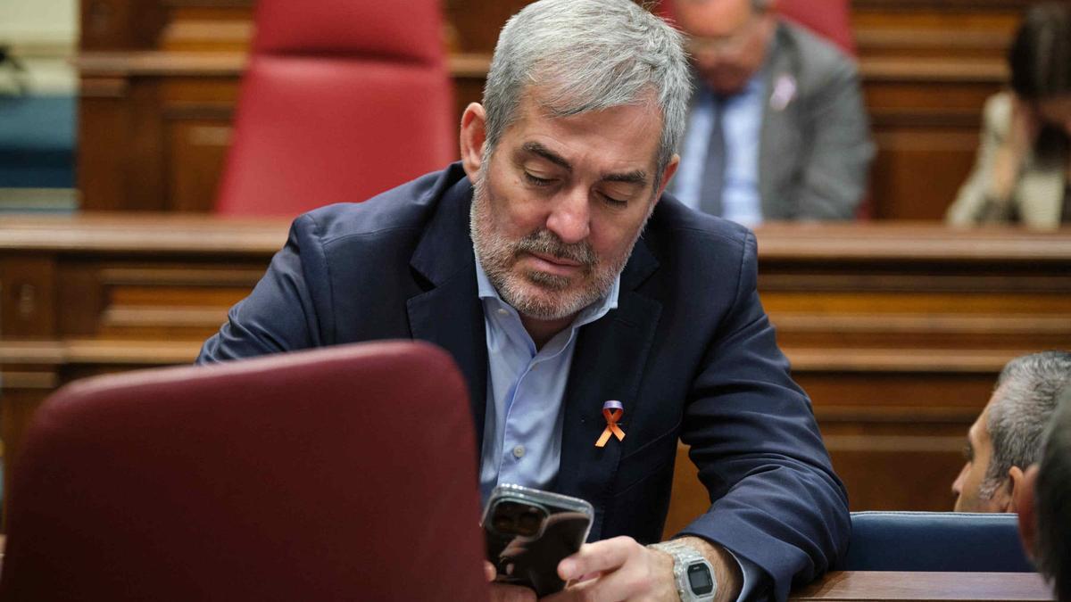 El presidende de Canarias, Fernando Clavijo, en un pleno del Parlamento regional.