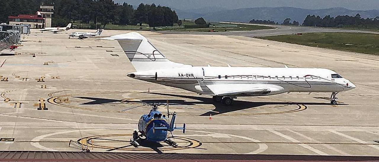 El avión privado del magnate ourensano afincado en México, estacionado en Peinador. // FdV