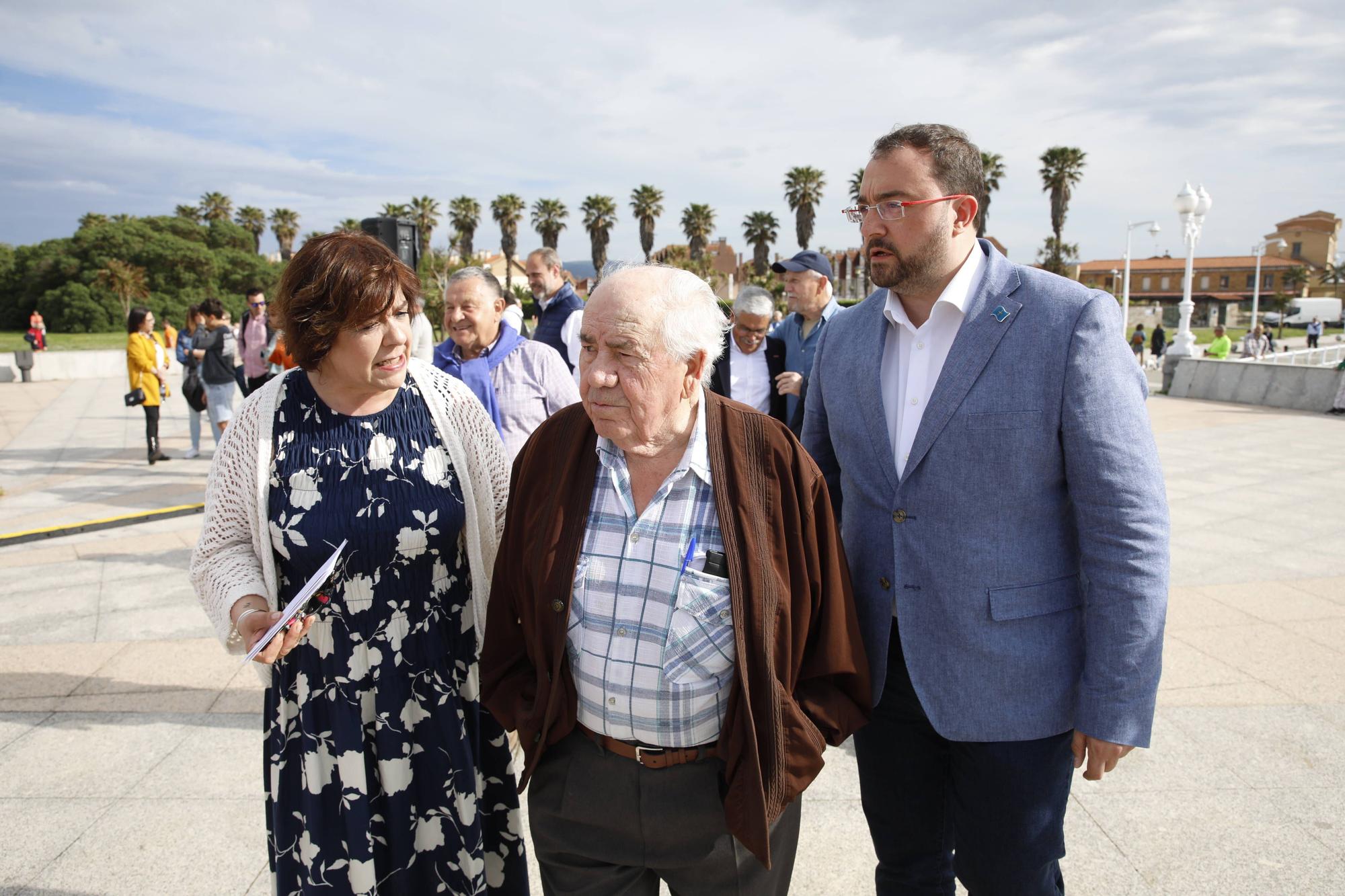 EN IMÁGENES:  Así fue el homenaje a los exiliados por la Guerra Civil y la posterior represión franquista organizado por los socialistas de Gijón junto a la estatua de "La Madre del Emigrante"