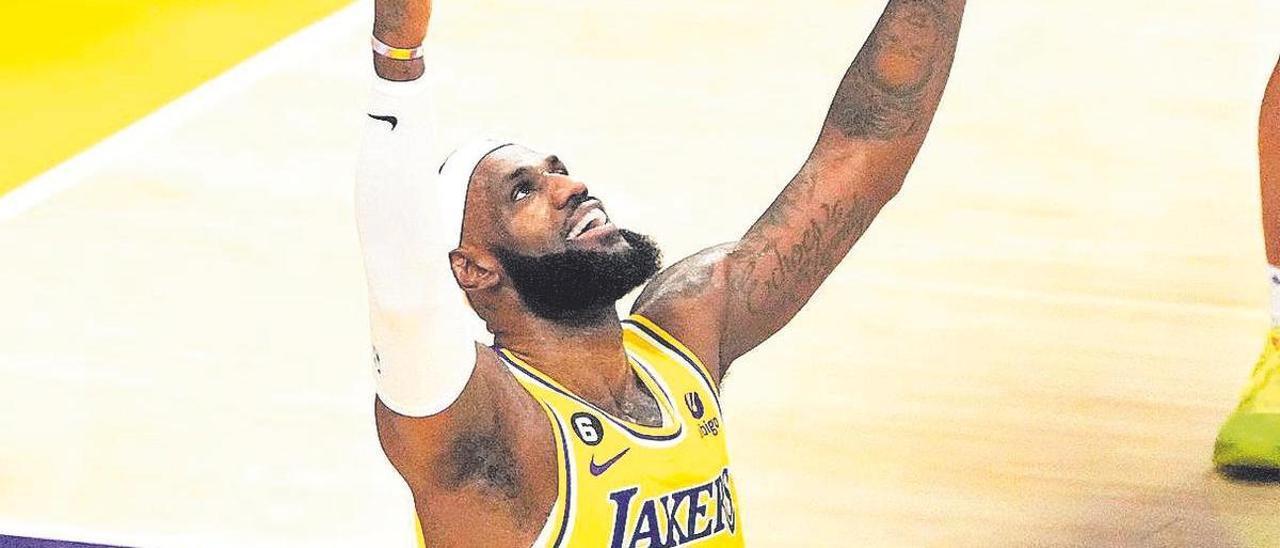 LeBron James, tras batir el récord de anotación de la NBA que tenía hasta entonces Kareem Abdul-Jabbar.