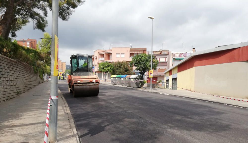 Trabajos de mejora del asfalto en la Rambla Pompeu Fabra de Gavà