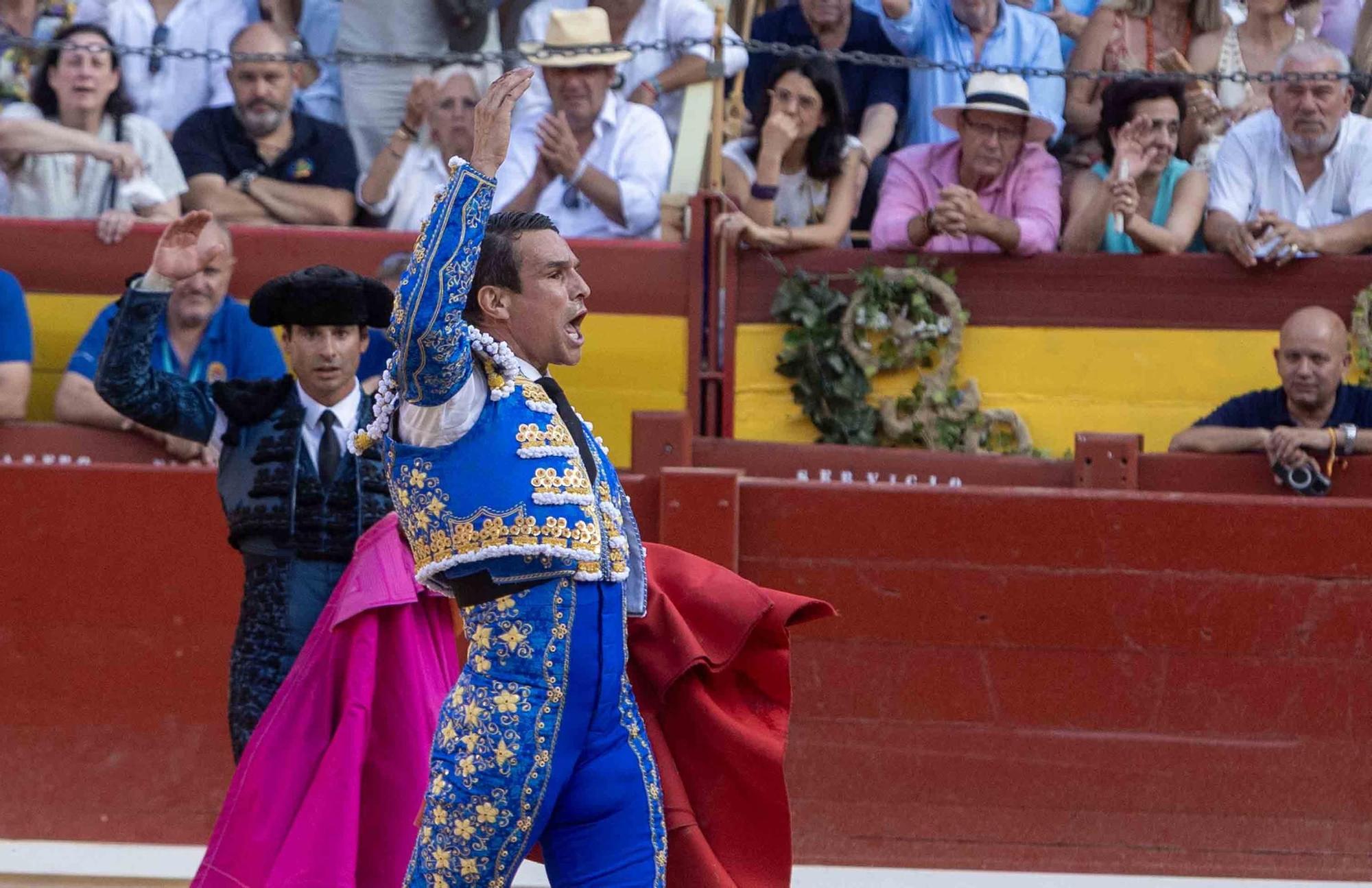 Manzanares culmina una de sus mejores tardes y sale a hombros en la Feria de Hogueras de Alicante 2025